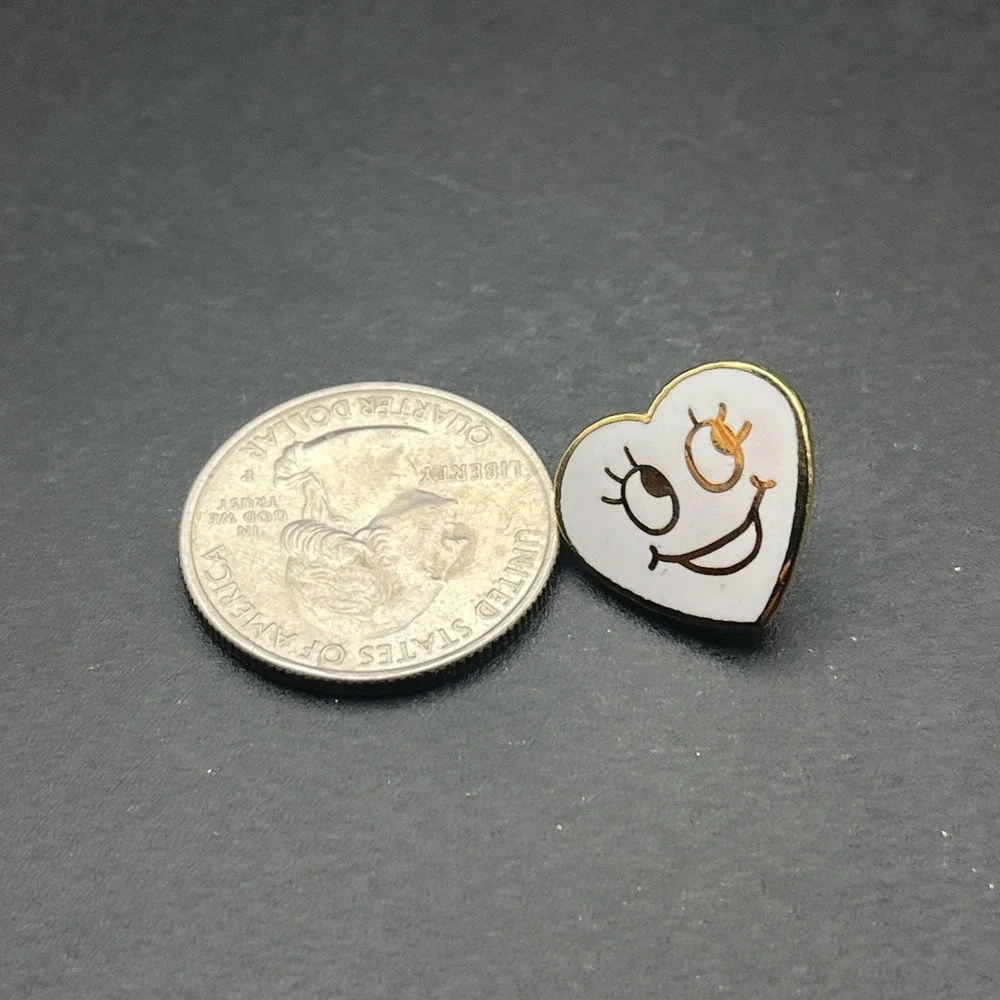 Whit‎ Heart With A Face Smile Lapel Hat Pin